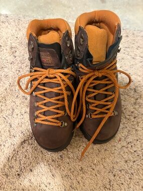 Women’s American eagle  Y2K  Brown Leather Hiking Boots with Orange Laces